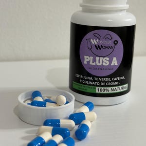 K&ouml;nnte beinhalten: Eine wei&szlig;e Plastikflasche mit einem schwarzen Etikett mit der Aufschrift "WONDER WOMAN PLUS A" und blau-wei&szlig;en Kapseln. Das Etikett enth&auml;lt auch den Text "100% NATURAL" und Informationen zu den Inhaltsstoffen.