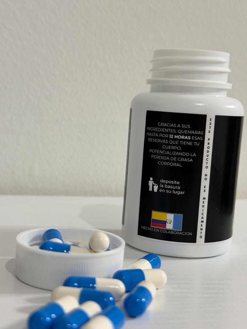 K&ouml;nnte beinhalten: Wei&szlig;e Plastikflasche mit einem schwarzen Etikett, das blau-wei&szlig;e Kapseln enth&auml;lt. Das Etikett hat Text auf Spanisch. Der Deckel der Flasche ist abgenommen und zeigt weitere Kapseln. Die Kapseln sind um die Kappe verstreut.