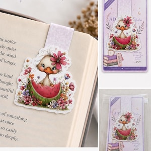 Peut inclure: Marque-page magnétique avec un caneton dans une tranche de pastèque, entouré de fleurs. Le marque-page est fixé à un livre, avec le texte "MAGNETIC BOOKMARK for book lovers" en haut. Le design comprend le texte "AD" et "Thank you for supporting my small business!"