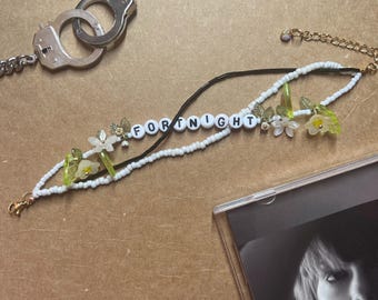 "Freundschaftsarmband ""fortnight"" Blumen geflochten mit goldfarbener Hardware."