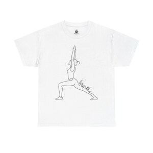 Camiseta com estampa minimalista de linhas, pose de guerreiro no yoga | Respire (texto em inglês)