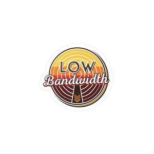Puede incluir: Una pegatina redonda con un diseño retro. La pegatina presenta las palabras "LOW Bandwidth" en una fuente estilizada, sobre un fondo de círculos concéntricos en tonos de amarillo, naranja y marrón. Un borde blanco rodea el diseño.