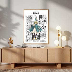 Könnte beinhalten: Ein gerahmtes Poster mit einer Manga-Illustration der Figur Coco. Das Kunstwerk ist in Schwarzweiß mit einem Farbtupfer gehalten. Das Poster wird auf einem Holzschrank mit einer modernen Lampe ausgestellt.