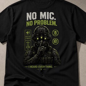 Può includere: Una t-shirt nera a maniche corte con la grafica di un soldato in equipaggiamento tattico con tre occhi verdi luminosi, che porta un dito alle labbra. Il testo recita: NO MIC. NO PROBLEM. VOICE CHAT DISABLED, PING 278, I HEARD EVERYTHING.