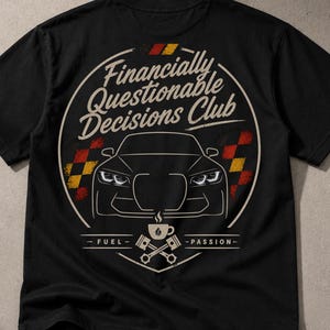 Könnte beinhalten: Ein schwarzes T-Shirt mit kurzen Ärmeln und einem Grafikdruck, der die Front eines Autos, eine Kaffeetasse und gekreuzte Kolben zeigt. Der Text lautet "Financially Questionable Decisions Club" und "FUEL - PASSION" mit rot-gelb-schwarzen Karomustern.