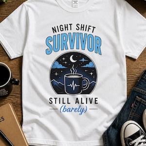 Può includere: T-shirt bianco con la scritta "NIGHT SHIFT SURVIVOR STILL ALIVE (barely)" e una grafica di una tazza di caffè con una scena di montagna e cielo notturno. La maglietta è abbinata a jeans blu e scarpe da ginnastica nere.