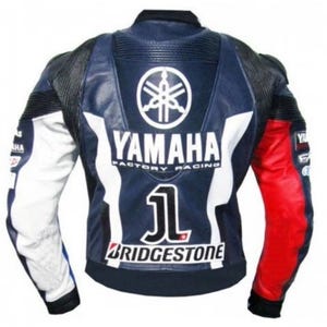 Pode incluir: Casaco de motociclismo em couro Yamaha Factory Racing azul marinho e branco com detalhes em vermelho e branco. O casaco apresenta o log&oacute;tipo Yamaha, o n&uacute;mero 1 e a marca Bridgestone.