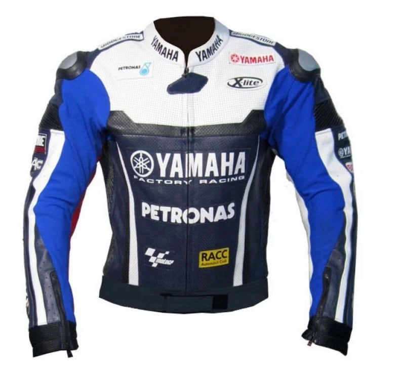 Pode incluir: Uma jaqueta de motocicleta Yamaha Factory Racing em branco, azul e preto. A jaqueta apresenta o logotipo da Yamaha, a marca Petronas e a marca Xlite. Possui z&iacute;per frontal, ombros acolchoados e gola alta. As mangas s&atilde;o azuis com listras brancas.