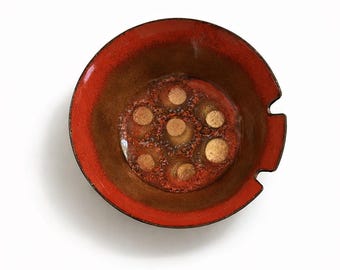 Posacenere vintage in metallo smaltato • Stile moderno di metà secolo, rosso e oro • 11,4 cm