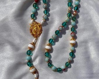 Rosario del Mar Rojo: Cuentas de vidrio, piedra y porcelana de doble hilo, con un diseño alterno que brilla en la oscuridad.