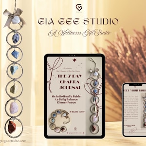 Puede incluir: Anuncio de productos digitales de Gia Gee Studio. La imagen presenta una tableta y un teléfono inteligente que muestran el "Diario de los 7 Chakras". También se muestra una pieza decorativa colgante con piedras preciosas y anillos de metal.