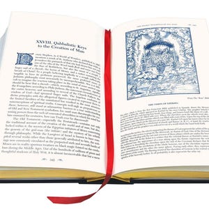 Puede incluir: Un libro abierto con una cinta roja como marcador. La p&aacute;gina izquierda presenta el texto titulado "XXVIII. Claves cabal&iacute;sticas para la creaci&oacute;n del hombre". La p&aacute;gina derecha muestra una ilustraci&oacute;n azul y blanca titulada "La visi&oacute;n de Ezequiel".