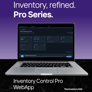 以下が含まれることがあります： シルバーのラップトップは「Inventory Control Pro WebApp」のインターフェースを表示しています。画面には、在庫数、在庫価値、サプライヤーなどの在庫データが表示されます。「Inventory, refined. Pro Series.」というテキストが上部にあります。