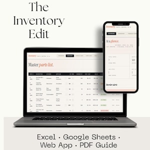 Peut inclure: Un ordinateur portable et un smartphone affichant des données de gestion des stocks. L'écran de l'ordinateur affiche une liste principale des pièces, le téléphone un résumé. Texte : "The Inventory Edit" et "Excel • Google Sheets • Web App • PDF Guide."