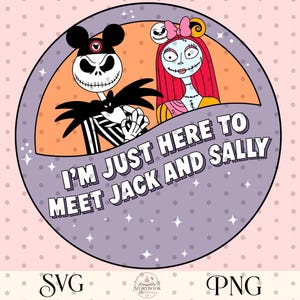 Puede incluir: Un diseño gráfico circular con Jack Skellington y Sally de Pesadilla antes de Navidad. Jack lleva orejas de ratón y Sally un lazo. El texto dice, I'M JUST HERE TO MEET JACK AND SALLY. El fondo es de color morado con estrellas.