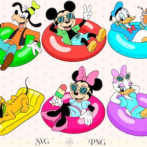 Puede incluir: Un conjunto de ilustraciones digitales con seis personajes de Disney disfrutando de actividades de verano. Goofy, Mickey, Donald, Minnie y Daisy están en flotadores inflables coloridos, mientras Pluto descansa en una colchoneta amarilla. El texto SVG y PNG aparece abajo.