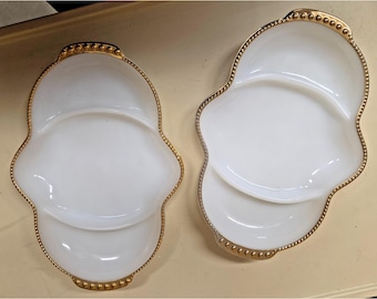2 fuentes para aperitivos divididas Vintage Fire King, aptas para horno, de vidrio opalino blanco con borde dorado, fabricadas en EE. UU.