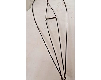 Batidor de alfombras vintage PRIMATIVE de metal y madera - grande, 65 cm de largo