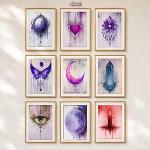 Puede incluir: Una colección de nueve láminas artísticas enmarcadas con ilustraciones estilo acuarela de un espejo, un corazón, un loto, una mariposa, una luna creciente, un cristal, un ojo, una luna llena y una vela, en marcos dorados con el texto Barely Haunted.
