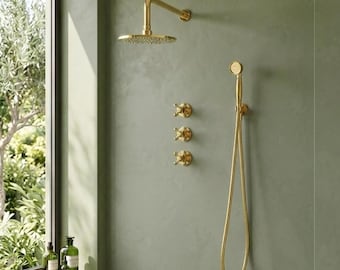 Sistema de ducha de lujo mural de latón sin lacar con rociador de mano.