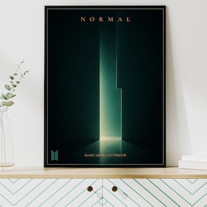 Puede incluir: Un estampado artístico enmarcado con una combinación de colores verde oscuro y dorado. La impresión presenta la palabra «NORMAL» en la parte superior y «MAKE ME BULLETPROOF» en la parte inferior. La imagen muestra una luz brillante que atraviesa una puerta.