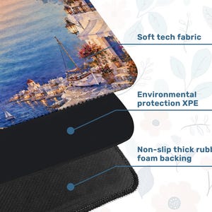 K&ouml;nnte beinhalten: Mauspad mit einem K&uuml;sten-Aquarelldesign mit einem K&uuml;stendorf, Booten und blauem Wasser. Das Mauspad hat eine weiche Tech-Stoffoberfl&auml;che, Umweltschutz XPE und eine rutschfeste, dicke Schaumstoffr&uuml;cken.