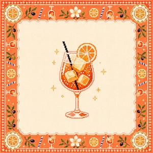 Op de afbeelding: Een kruissteekpatroon met een centrale oranje cocktail in een glas op voet met ijsblokjes, een zwart rietje en een schijfje sinaasappel als garnering. Het ontwerp is omgeven door een decoratieve rand van sinaasappelschijfjes, olijven en bloemen.