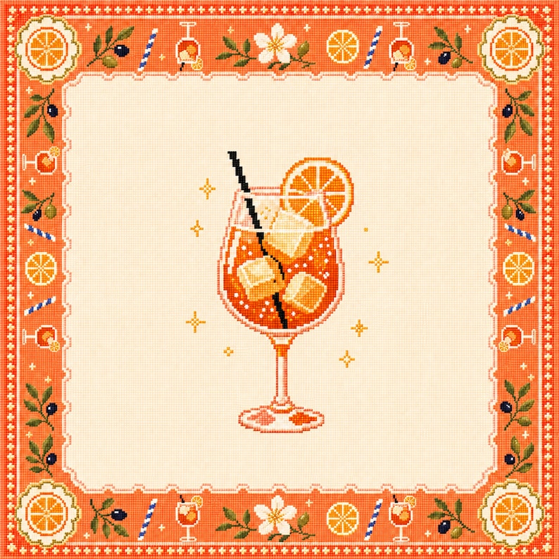 Op de afbeelding: Een kruissteekpatroon met een centrale oranje cocktail in een glas op voet met ijsblokjes, een zwart rietje en een schijfje sinaasappel als garnering. Het ontwerp is omgeven door een decoratieve rand van sinaasappelschijfjes, olijven en bloemen.