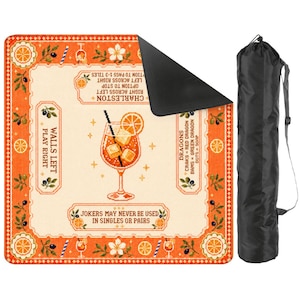 Op de afbeelding: Een vierkante speelmat met een oranje rand met citrus- en bloemmotieven, een centrale cocktailillustratie en tekst inclusief Charleston, Walls Left Play Right en Dragons-regels. Een zwarte draagtas met schouderriem is inbegrepen.