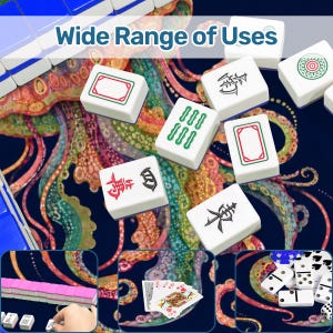 K&ouml;nnte beinhalten: Ein Set wei&szlig;er Mahjong-Steine mit gr&uuml;nen, roten und schwarzen Symbolen, verstreut auf einer dunkelblauen Matte mit einer bunten Kraken-Illustration. Das Bild enth&auml;lt den Text Wide Range of Uses sowie kleine Eins&auml;tze mit rosa Steinen, Spielkarten und Dominosteinen.