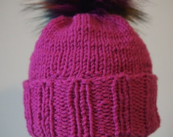 Rosa mössa med färgglad pom-pom Rosa mössa med pom-pom Stickad mössa Stickad vinteraccessoar Stickad mössa med vikmössa och uppvik