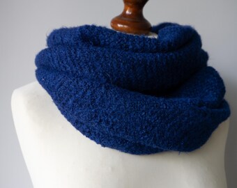 Echarpe bleue faite main Echarpe bleue bleuet ; longue écharpe ; écharpe longue bleu bleuet ; écharpe chaude ; bleuet bleu accessoires; écharpe en tricot