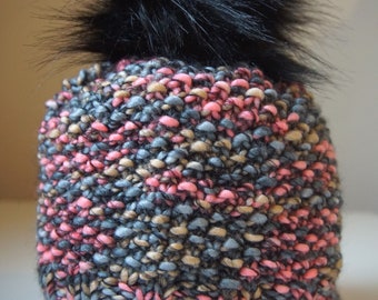 Rosa och grå mössa med lurvig svart pom-pom-mössa med pom-pom-stickad mössa Stickad vinteraccessoar Stickad mössa