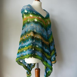 Handmade beautiful shawl in blue and green shades, wollen shawl; alpaca shawl; blue and green shades shawl handmade; ombre shawl