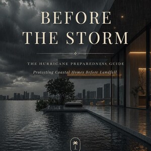 Könnte beinhalten: Ein Buchcover mit dem Titel "BEFORE THE STORM" vor einem dunklen, stürmischen Himmel. Das Bild zeigt ein modernes Haus mit Pool und Blick auf die Skyline einer Stadt. Der Text lautet "THE HURRICANE PREPAREDNESS GUIDE" und "Protecting Coastal Homes Before Landfall."