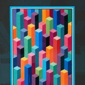Puede incluir: Obra de arte enmarcada con un diseño geométrico de formas rectangulares verticales en tonos de azul, verde, naranja, rosa y morado. La obra está enmarcada en un marco negro con un borde azul. El aviso de copyright dice "Copyright 2020 Ancora Crafts."