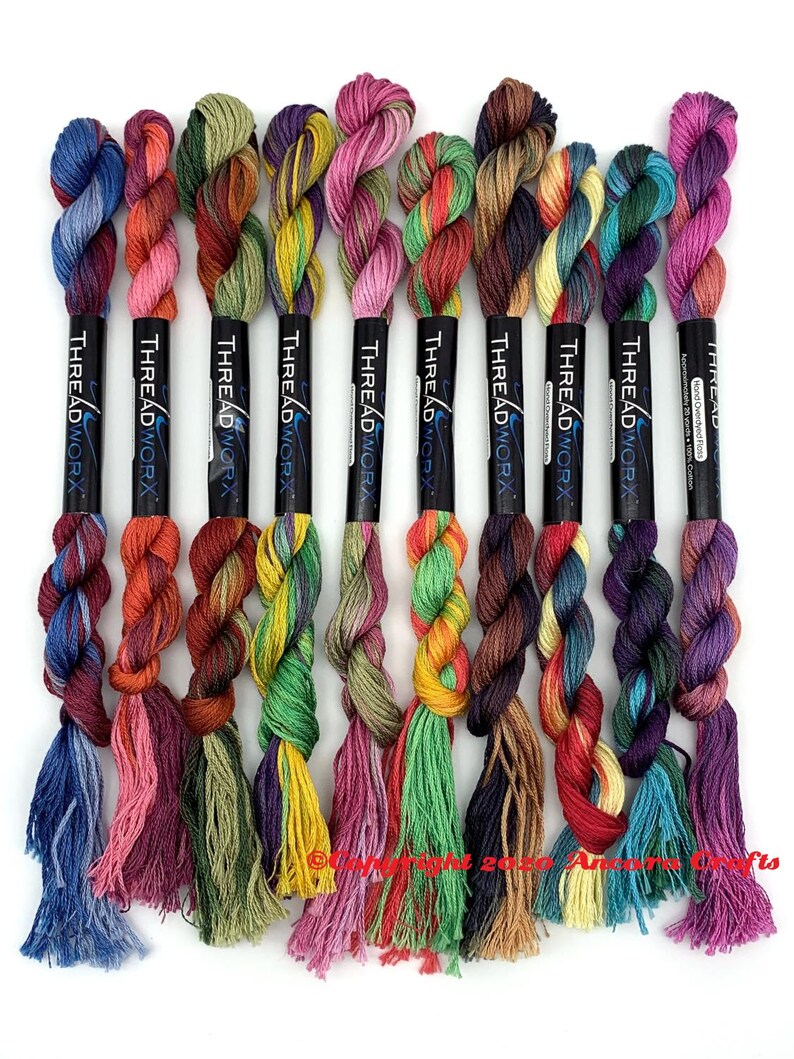 Puede incluir: Diez madejas de hilo para bordar en varios colores, incluyendo azul, verde, rojo, morado y amarillo. Cada madeja est&aacute; etiquetada con "THREADWORX" y tiene un borla en el extremo.