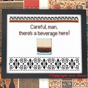 Può includere: Schema di punto croce con cornice nera e sfondo bianco. Il motivo presenta un bicchiere di bevanda con il testo "Careful, man, there's a beverage here!" e un avviso di copyright in basso.