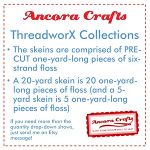 Puede incluir: Texto Ancora Crafts ThreadworX Collections con un logotipo rojo y blanco. El texto explica que los ovillos est&aacute;n compuestos por piezas precortadas de una yarda de largo, de hilo de seis hebras. Un ovillo de 20 yardas est&aacute; compuesto por 20 piezas de una yarda de largo y un ovillo de 5 yardas est&aacute; compuesto por 5 piezas de una yarda de largo.