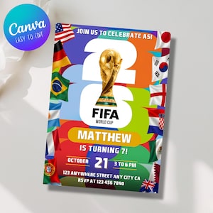 Pode incluir: Um cartão de convite de aniversário colorido com o troféu da Copa do Mundo da FIFA, o texto JOIN US TO CELEBRATE AS 26 FIFA WORLD CUP, MATTHEW IS TURNING 7, OCTOBER 21, 3 TO 6 PM, 123 ANYWHERE STREET ANY CITY CA, RSVP 123 456 7890 e bandeiras.