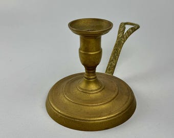 Portacandele da camera in ottone antico con manico inciso, stile vittoriano, per arredamento d'interni.