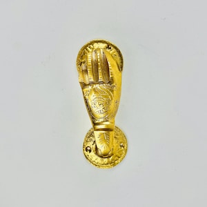 Marokkaanse messing deurgrendel in handvorm, antiek gegraveerd schuifslot, gotische woonaccessoires.