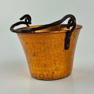 Cubo de cobre martillado a mano con asa de hierro forjado, decoración rústica vintage.