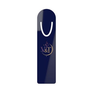 Könnte beinhalten: Ein marineblauer Lesezeichen mit abgerundeter Oberseite und einem weißen Ausschnitt. Das Lesezeichen zeigt ein gold-violettes Logo mit den Buchstaben "V&T" in einem Kreis mit einem Flammendesign.