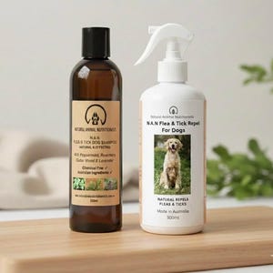 Può includere: Due bottiglie di prodotti per la cura dei cani su una superficie di legno. Una è una bottiglia marrone di shampoo con tappo nero, l'altra è un flacone spray bianco di repellente per pulci e zecche. Entrambe le bottiglie hanno etichette con testo e loghi.