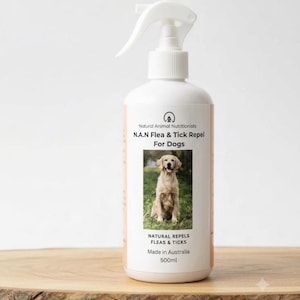 Può includere: Un flacone spray in plastica bianca contenente 500ml di N.A.N Flea & Tick Repel for Dogs. L'etichetta presenta un logo, il nome del prodotto e una fotografia di un cane dorato seduto nell'erba. Il testo include Natural Animal Nutritionists.