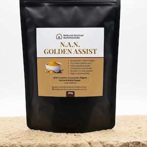 Può includere: Un sacchetto nero con un'etichetta bianca e dorata con la scritta "N.A.N. GOLDEN ASSIST". L'etichetta elenca i benefici e gli ingredienti come la curcuma e la curcumina. Il sacchetto è su una superficie marrone chiaro. Il prodotto è di 250g.