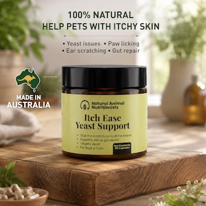 Może przedstawiać: Brązowy plastikowy słoik z czarną zakrętką, etykietowany Itch Ease Yeast Support od Natural Animal Nutritionists. Etykieta wskazuje 100% naturalny skład, pomoc przy swędzącej skórze zwierząt, zwalczanie drożdżaków oraz zawartość 90 kapsułek dla psów i kotów.