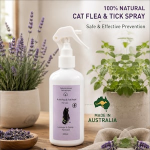 Può includere: Un flacone spray in plastica bianca contenente 300 ml di spray naturale antipulci e zecche per gatti. L'etichetta presenta un gatto nero, testo sull'idrolato di lavanda e gattaia, e la dicitura Made in Australia.