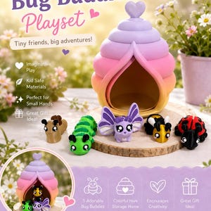 Puede incluir: Un colorido juego de Bug Buddies con una casa de almacenamiento en forma de colmena y cinco adorables figuras de insectos. El juego incluye una mariquita, una abeja, una mariposa y dos orugas. El texto dice "Tiny friends, big adventures!"